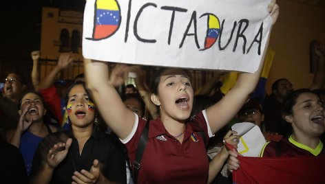 Venesueloje tęsiasi protestai prieš prezidento N.Maduro režimą