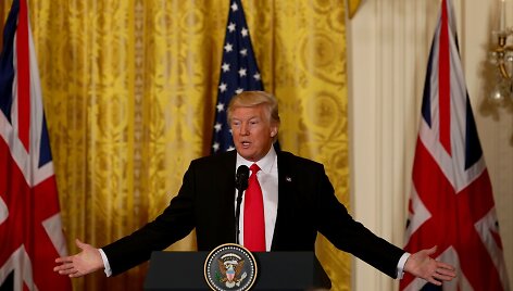 Donaldas Trumpas susitikimo su Theresa May metu