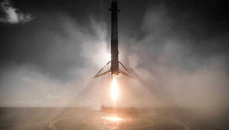 &bdquo;SpaceX&ldquo; raketos pakopos nusileidimas ant jūrinės platformos