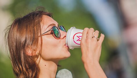 Rytinė akcija, kurios metu moterys vai&scaron;inamos arbata