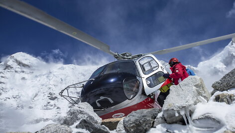 Bazinė alpinistų stovykla Nepale po sniego lavinos, sukeltos žemės drebėjimo