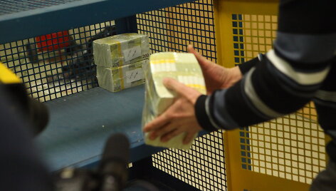 Nauja eurų siunta į Lietuvos banko pinigų saugyklas gabenta su policijos palyda. 