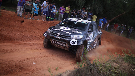 B.Vanago „Toyota Hilux” testų Paragvajuje metu.