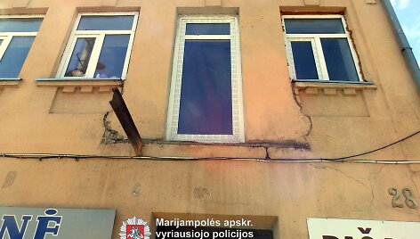 Namas, kurio balkonas nukrito