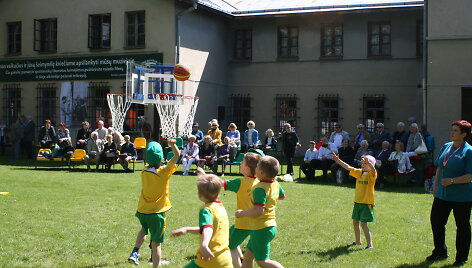 Sporto muziejaus kiemelyje vaikai galės ir pažaisti.