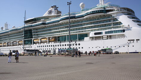 Klaipėdoje prisi&scaron;vartavęs kruizinis laivas &bdquo;Serenade of the Seas&ldquo; &ndash; tarsi keliaujantis vie&scaron;butis, kuriame netrūksta pramogų