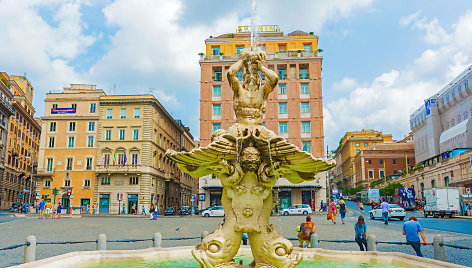 Turistai prie Tritono fontano Barberinio aikštėje Romoje