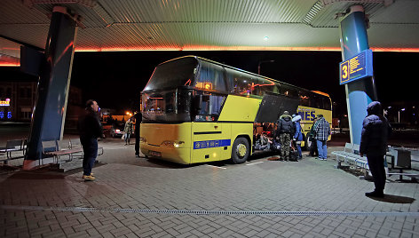 Tolimojo susisiekimo autobusas ir keleiviai Minsko autobusų stotyje