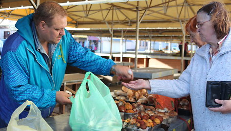 Šventojiškis Augis penktadienį Klaipėdos Senajame turguje už indelį grybų prašė nuo 1 iki 3 eurų. 