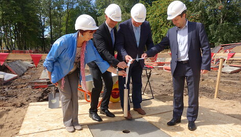 Įkasta simbolinė kapsulė, rei&scaron;kianti naujo statinio statybas.