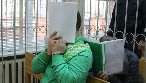 Kaltinamieji teisme dangstė veidus 