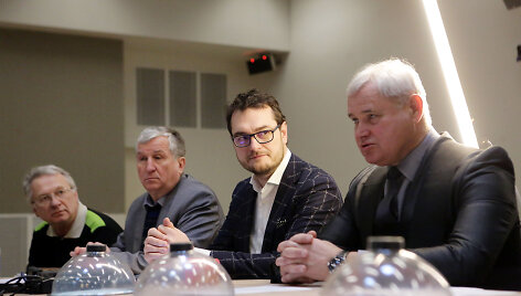 Spaudos konferencijoje pristatyti &scaron;viečiantys &bdquo;namukai&ldquo;, kuriuos miestelėnai per senamiestį ne&scaron; iki piliavietės.