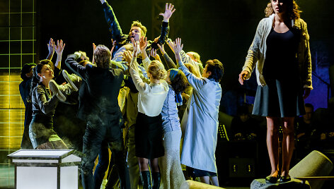 Scena i&scaron; naujausio Klaipėdos dramos teatro spektaklio &bdquo;Pa&scaron;aliniams draudžiama&ldquo;. Režisierius &ndash; Oskaras Kor&scaron;unovas.