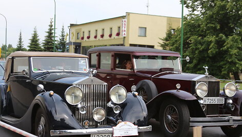 Klaipėdoje vie&scaron;ėjo visa kolona senovinių automobilių i&scaron; Ispanijos. 