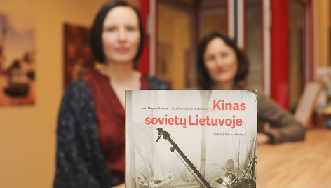 Lina Kaminskaitė-Jančorienė (kairėje) ir Anna Mikonis-Railienė (de&scaron;inėje) pristato monografiją &bdquo;Kinas sovietų Lietuvoje: sistema, filmai, režisieriai&ldquo;