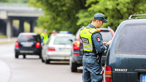 Rytinis reidas Vilniuje: mašiną palikęs vairuotojas spruko nuo pareigūnų