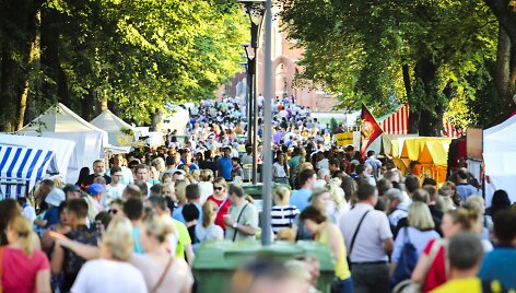 Ketvirtadienio vakarą puikus oras sutraukė minias žmonių į Kernavę. Čia buvo minima Joninių &scaron;ventė.  2016 m. birželio 23 d. 