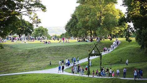 Į Kernavės Joninių šventę suplūdo minios žmonių