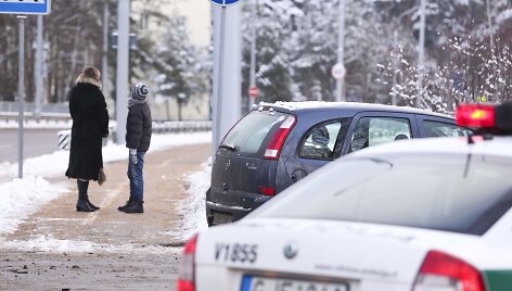 Vilniuje susidūrus dviem automobiliais 11-metis skundėsi skausmais