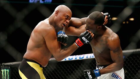 Andersonas Silva vs. Dereką Brunsoną