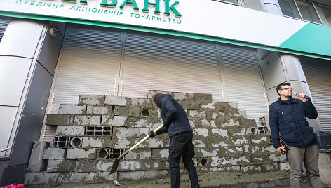 Kijeve simboliškai užmūrytas Rusijos „Sberbank“ pastatas, bankomatai apipurkšti montavimo putomis