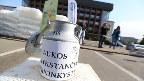 Nemokamo pieno dalijimo akcija prie Žemės ūkio ministerijos Vilniuje