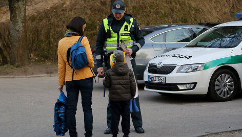 Policija Vilniuje tikrino, ar vaikai vežami tinkamose kėdutėse