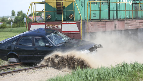 Lokomotyvas nudaužė pervažoje sustojusį automobilį