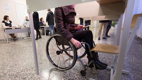 Sekmadienį balsavusiems neįgaliesiems teko įveikti tikrą kliūčių ruožą