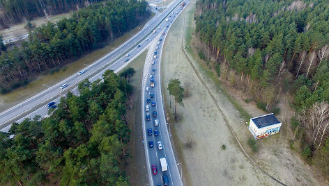 Automobilių spūstis vakariniame aplinkkelyje