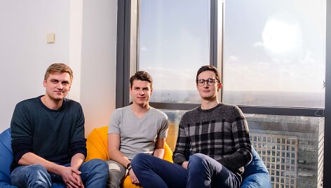 &bdquo;TransferGo&ldquo; komandos nariai. Bendrovės vadovas Daumantas Dvilinskas per vidurį