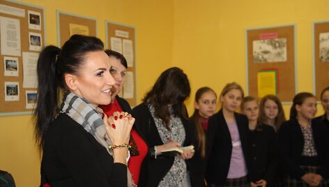 Katažina Zvonkuvienė, Lietuvos dvide&scaron;imt penktojo gimtadienio proga pasipuo&scaron;usi simboline trispalve apyranke, aplankė savo vaikystės &ndash; Medininkų &Scaron;v. Kazimiero vidurinę mokyklą.