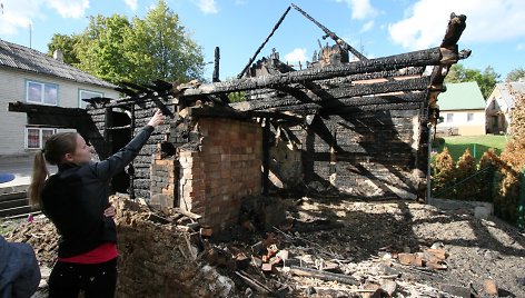 Jauna šeima po gaisro nenuleidžia rankų – nori atkurti savo namus