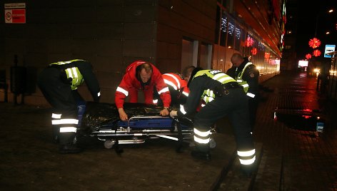 Medikai su policijos pagalba gabena gatvės miegalius į ligoninę