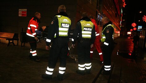 Medikai su policijos pagalba gabena gatvės miegalius į ligoninę
