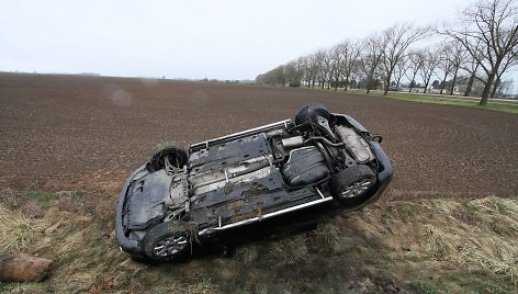 Prie Joniškio nuo kelio nulėkė ir vertėsi dviratininko „pabaidytas“ automobilis