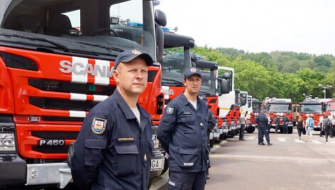 Ugniagesiams gelbėtojams perduotos naujos gaisrinės automobilinės cisternos ir lengvieji automobiliai