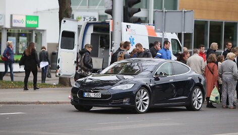 Kaune automobiliu &bdquo;Tesla&ldquo; partrenkė 15-metį