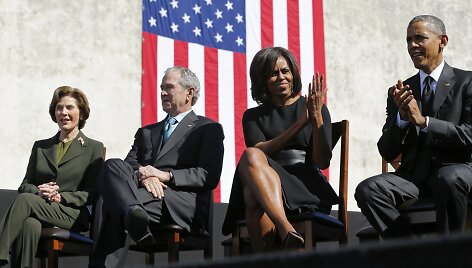 Laura ir George'as W.Bushai bei Michelle ir Barackas Obama.