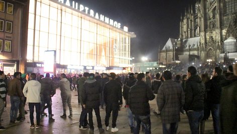 Kolne Naujųjų naktį siautėjo gauja, priekabiavusi prie moterų