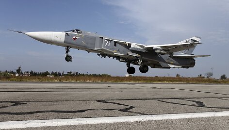 Su-24 karo lėktuvas kyla i&scaron; oro uosto Latakijoje
