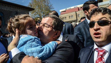 Ahmetas Davutoglu lanko nuo teroro akto nukentėjusias &scaron;eimas