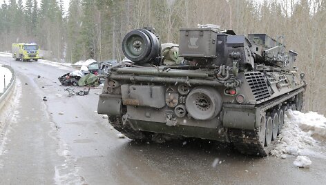 NATO tankas susidūrė su lengvuoju automobiliu