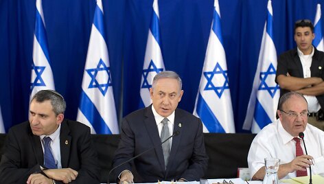 Benjaminas Netanyahu (viduryje)