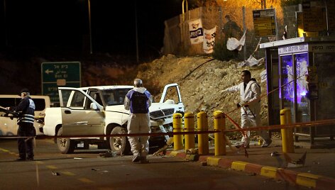 Palestinietis bandė taranuoti žmones stotelėje