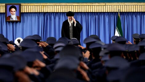 Irano ajatola Ali Khamenei atiduoda pagarbą karinių oro pajėgų nariams