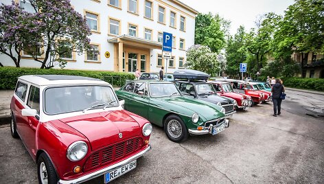 &bdquo;MINI&ldquo; automobiliai prie Vokietijos ambasados