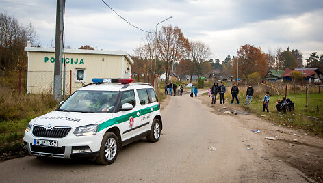 Vilniaus čigonų tabore dygsta naujos tvoros ir statiniai