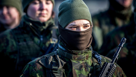 Šauktinių kasdienybė: pratybos miške ir darbas su ginklais