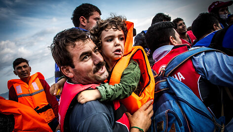 Migrantai i&scaron;silaipina Lesbo saloje